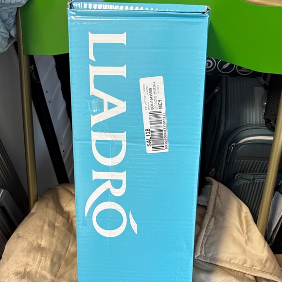 Lladro Nuestra Señora de Lourdes Figurine - Picture 2 of 4